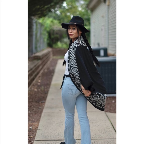 Embroidered Black and White Border Kimono - Picture 5 of 11